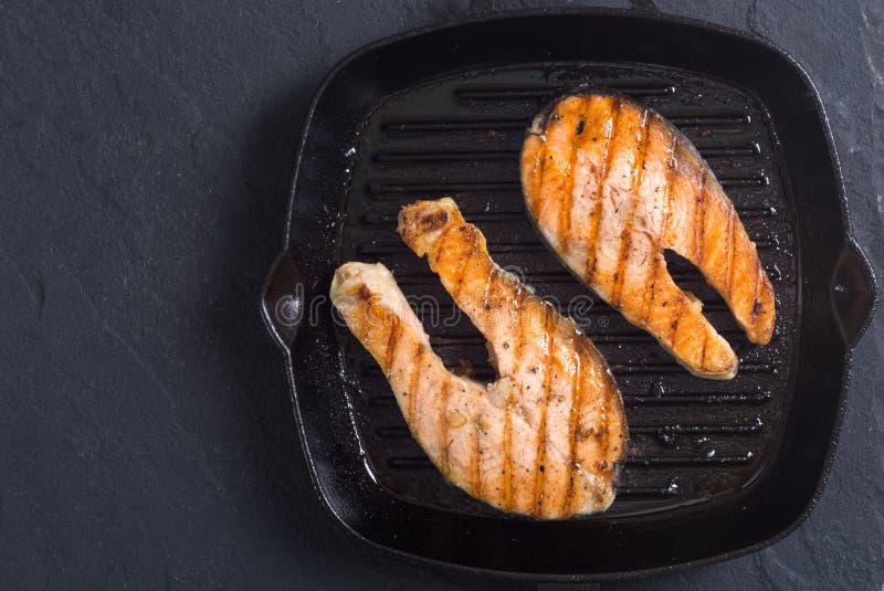 Saumons frais grillés images stock Saumons frais grillés images stock