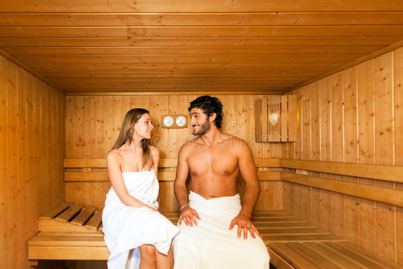 Coppia di avere una sauna in un bagno di vapore.