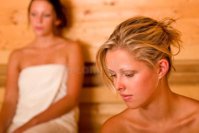 Sauna Twee Vrouwen Die Het Zweten Behandelde Handdoek Ontspannen Stock Foto Image Of Wijfje