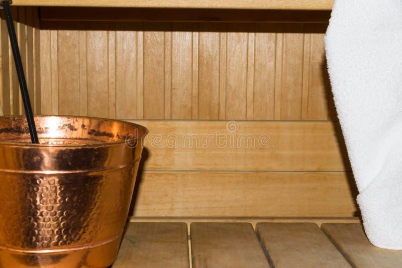 Sauna y accesorios del balneario, cazo de madera, cubo en sauna foto de archivo Sauna y accesorios del balneario, cazo de madera, cubo en sauna foto de archivo