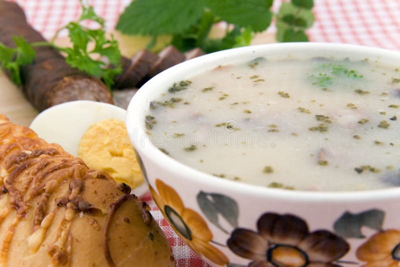 Saure Suppe mit Ei, Wurst und Brot stockfotografie