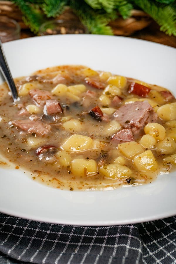 Saure Suppe in Teller lizenzfreies stockfoto