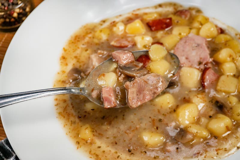 Saure Suppe in Teller stockfotos