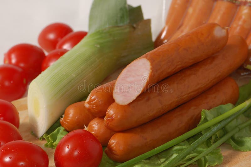 Sausages with tomatoes and leek