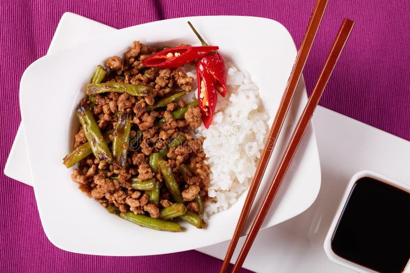 Saute De Porc Avec Les Haricots Verts Et Le Riz Image Stock