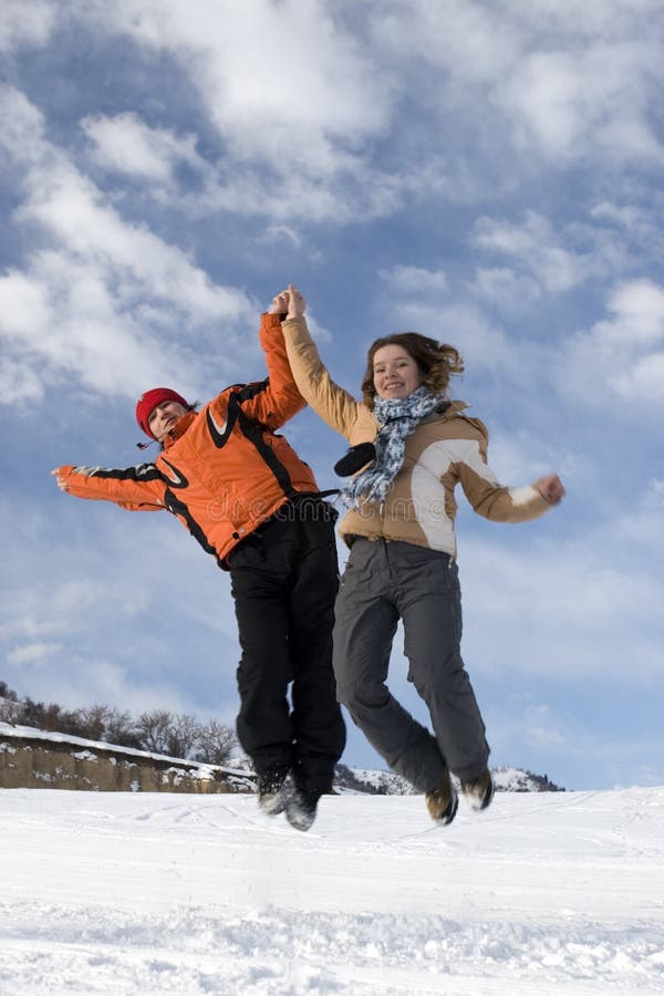 Saut de couples au-dessus de ciel bleu photographie stock libre de droits Saut de couples au-dessus de ciel bleu photographie stock libre de droits