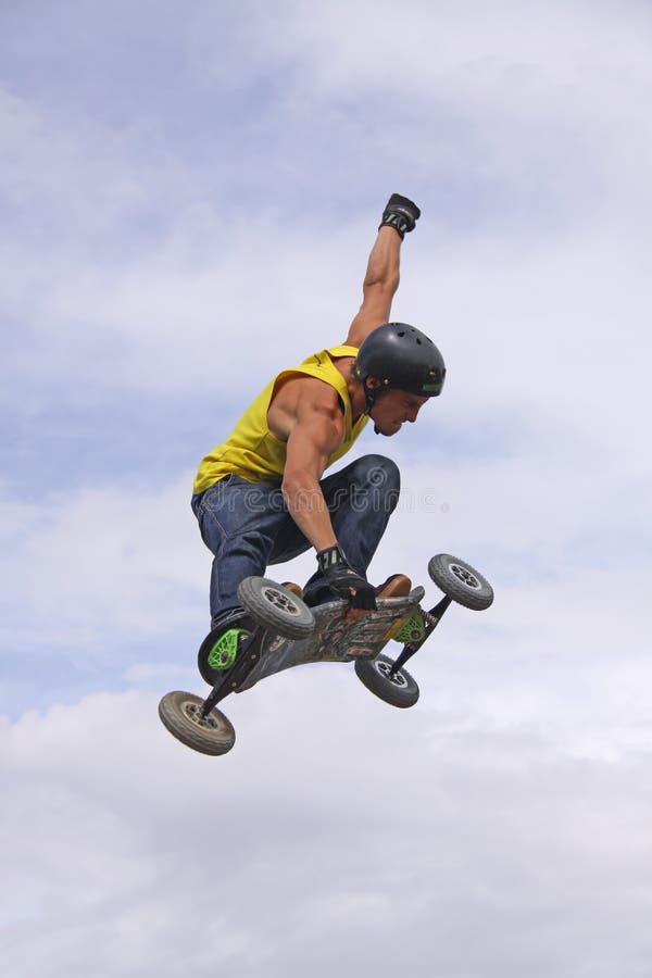 Saut de Moutainboard image libre de droits