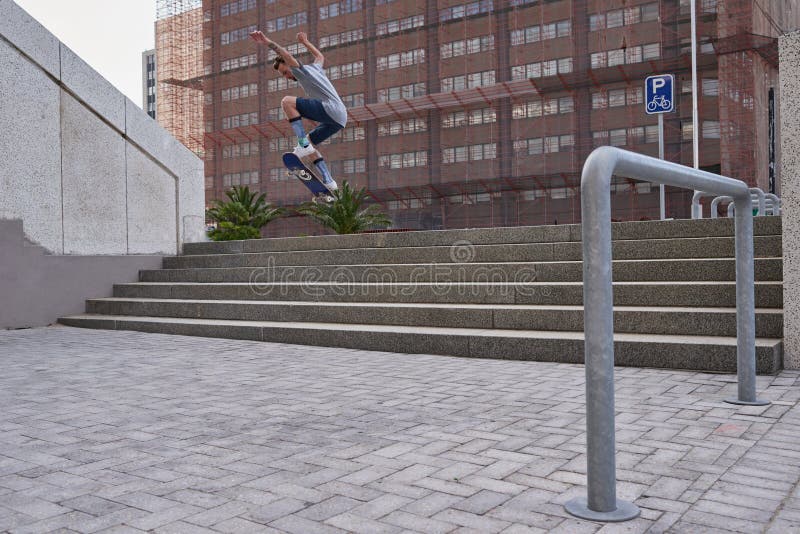 Saut de performance et homme avec des escaliers de skateboard ou des compétences pour le rasage de rue ou cascade pour le jeu. Ext photo libre de droits