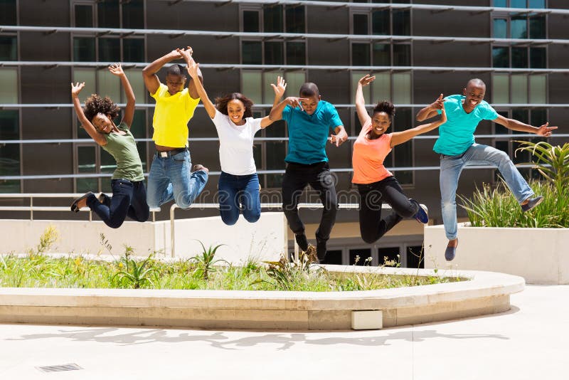 Sauter africain d'étudiants universitaires photographie stock libre de droits