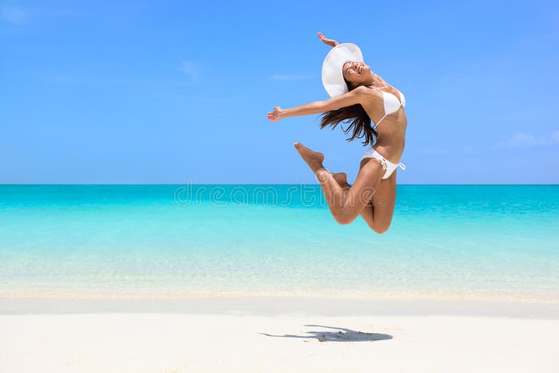 Sauter heureux de femme de plage du succès de perte de poids images stock Sauter heureux de femme de plage du succès de perte de poids images stock