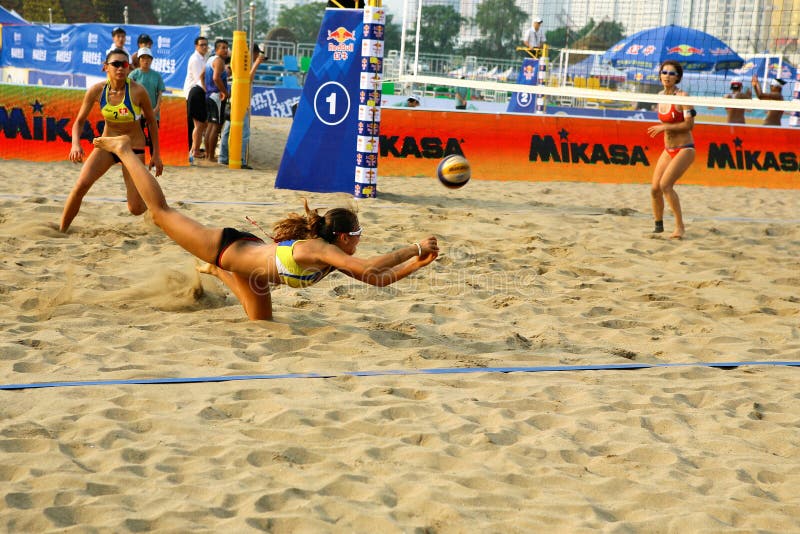 Sauvegarde de joueuse de femme dans le match de volley de plage photographie stock libre de droits Sauvegarde de joueuse de femme dans le match de volley de plage photographie stock libre de droits