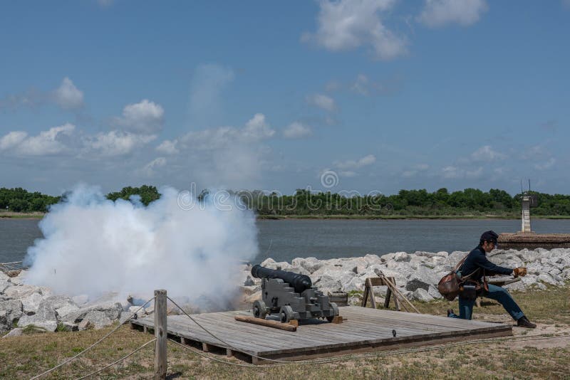 Savannah, Georgia - April 14, 2018: A reenactor fires the cannon daily at Old Fort Jackson royalty free stock images Savannah, Georgia - April 14, 2018: A reenactor fires the cannon daily at Old Fort Jackson royalty free stock images
