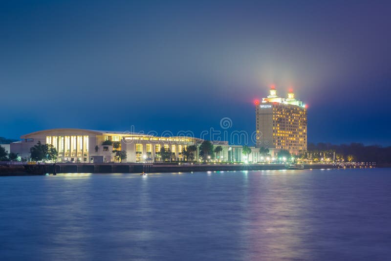 Savannah River und Savannah International Trade u. Convention Center nachts, in der Savanne, Georgia stockbild Savannah River und Savannah International Trade u. Convention Center nachts, in der Savanne, Georgia stockbild