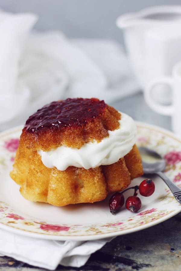 Savarin-Kuchen, Der Mit Erdbeeren, Himbeeren Und Kirschen Angefüllt ...