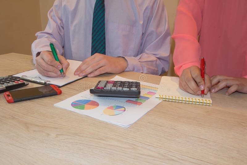 Savings, finanse, gospodarka, biznes i domowy pojęcie, - mężczyzna i kobiety z kalkulatora odliczającym pieniądze i robić w domu zdjęcie royalty free Savings, finanse, gospodarka, biznes i domowy pojęcie, - mężczyzna i kobiety z kalkulatora odliczającym pieniądze i robić w domu zdjęcie royalty free