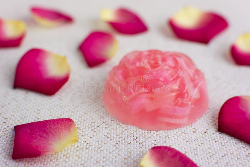 Savon rose fait maison organique Pétales de rose sensibles sur le backgrou photo libre de droits Savon rose fait maison organique Pétales de rose sensibles sur le backgrou photo libre de droits