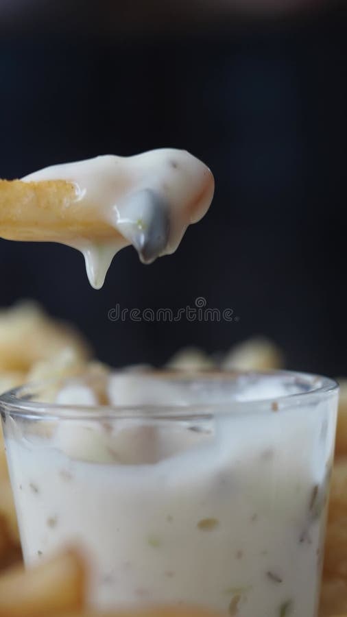 Savourez de délicieuses frites avec une sauce crémeuse dans un snack-bar clips vidéos