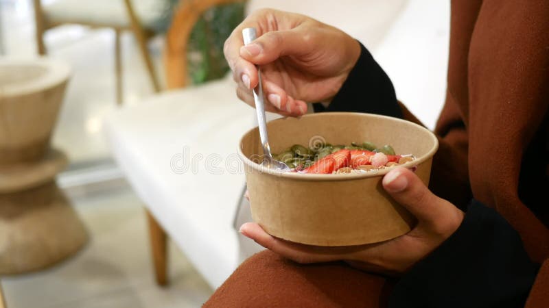 Savourez un repas sain dans un cadre confortable de café clips vidéos