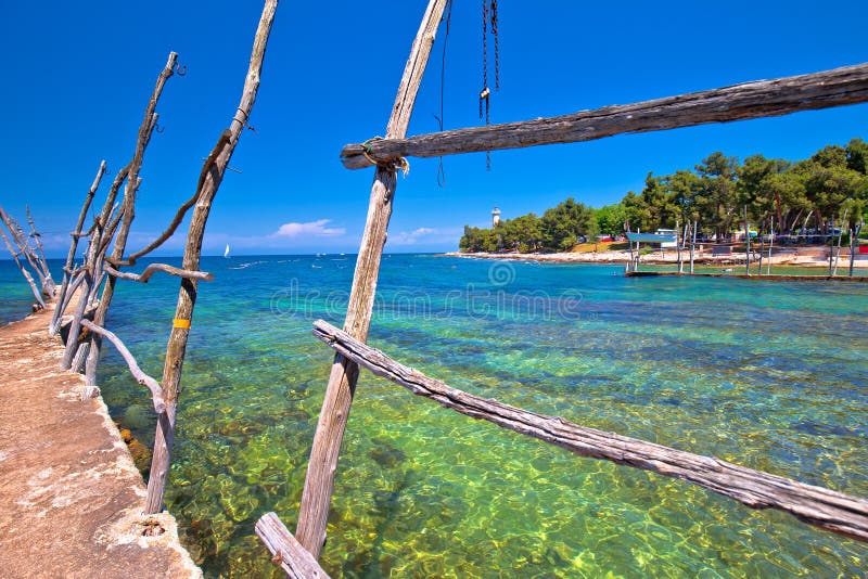 Turquesa Playa a de madera un barco titulares, de Croacia.