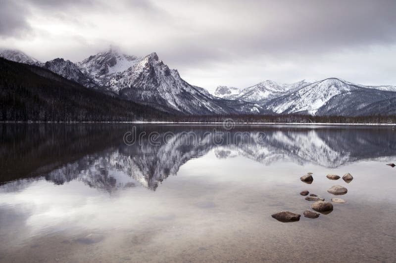 Sawtoothberg Idaho för landskap för vinter för sjö djup medborgare royaltyfri bild Sawtoothberg Idaho för landskap för vinter för sjö djup medborgare royaltyfri bild