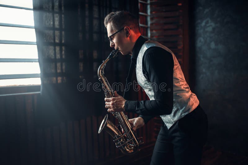 Saxofonist som spelar jazzmelodi på saxofonen