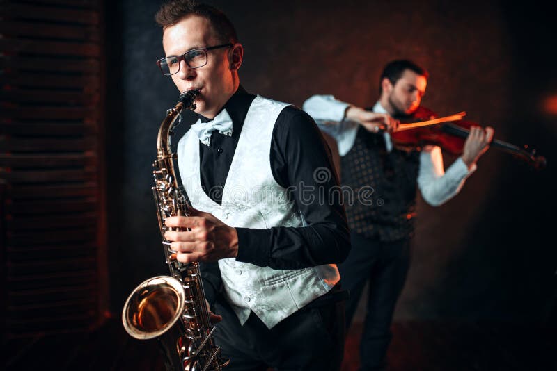 Saxofonman- och fifflareduett som spelar klassisk melodi