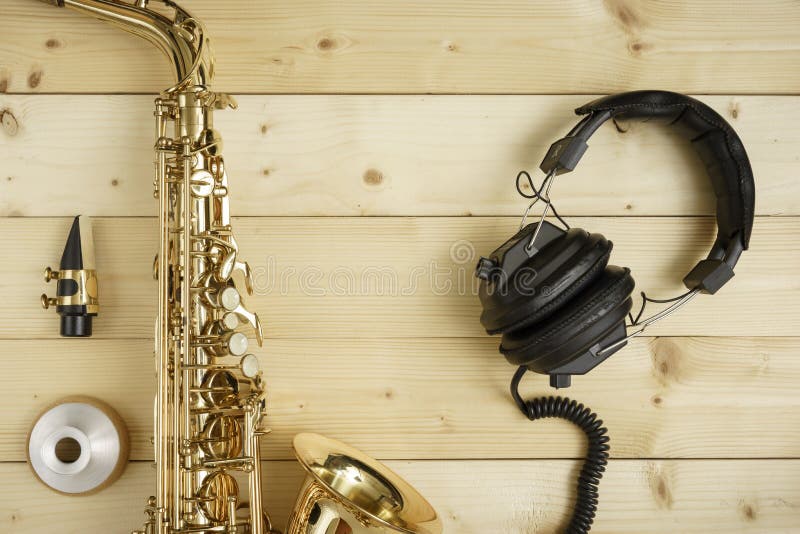 Saxofoon Op De Houten Achtergrond Stock Afbeelding - Image of achtergrond: