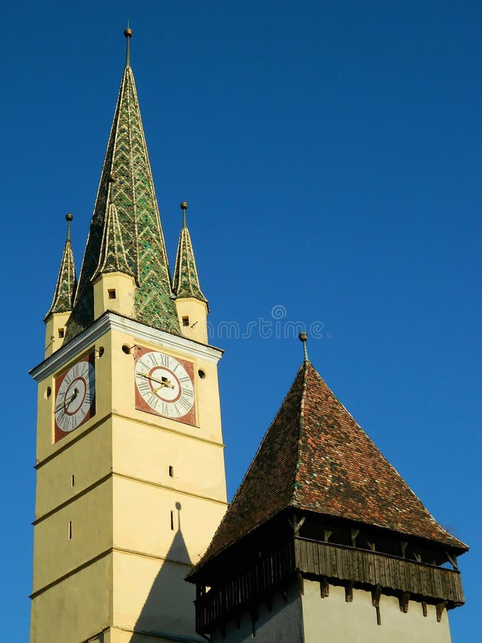 Stredoveký nemecký Evanjelický kostol z Médií, detail clock tower, Médiá, Rumunsku menšie veže vedľa nej.