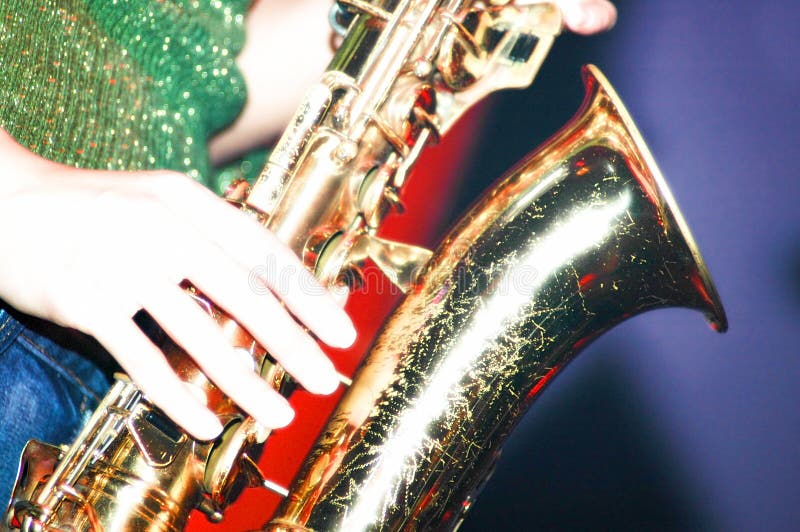 Una mujer artista saxofón.