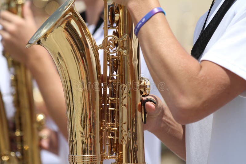 Saxophone étant joué dans un défilé de petite ville en Amérique photographie stock Saxophone étant joué dans un défilé de petite ville en Amérique photographie stock