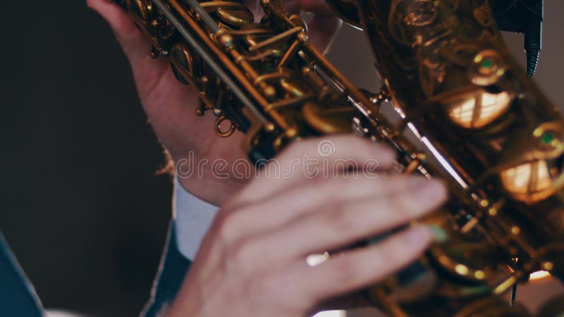 Saxophonistspiel auf goldenem Saxophon Liveauftritt Jazzkünstler Spotlights