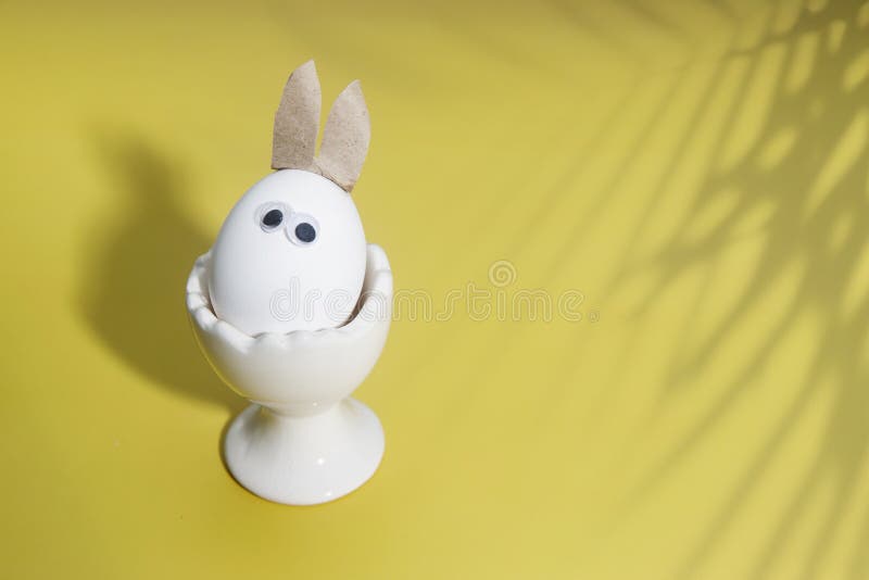 Scène De Pâques Avec Des Oeufs Blancs Avec Des Oreilles De Lapin Photo  stock - Image du heureux, rustique: 239336590