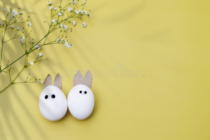 Scène De Pâques Avec Des Oeufs Blancs Avec Des Oreilles De Lapin Photo  stock - Image du heureux, rustique: 239336590