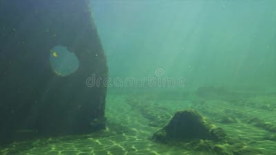 Scène sous-marine avec rochers géants et récif avec effet de rayons  solaires. abîme océanique profond. sablonneux