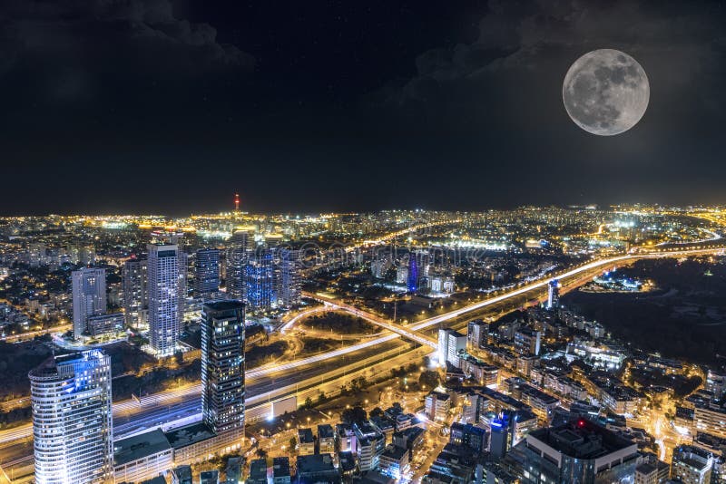 Sc?ne surr?aliste Horizon de Tel Aviv avec la lune superbe imposée images libres de droits Sc?ne surr?aliste Horizon de Tel Aviv avec la lune superbe imposée images libres de droits