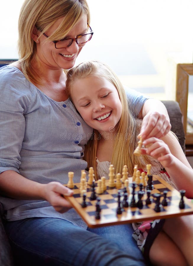 Scacchi felici e una madre e un figlio con un gioco per la strategia della concorrenza o per il pensiero. sorridere la famiglia e fotografia stock libera da diritti
