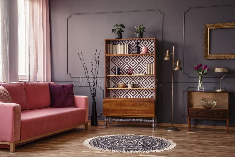 Scaffale di legno antico con le decorazioni in un livi grigio elegante immagine stock Scaffale di legno antico con le decorazioni in un livi grigio elegante immagine stock