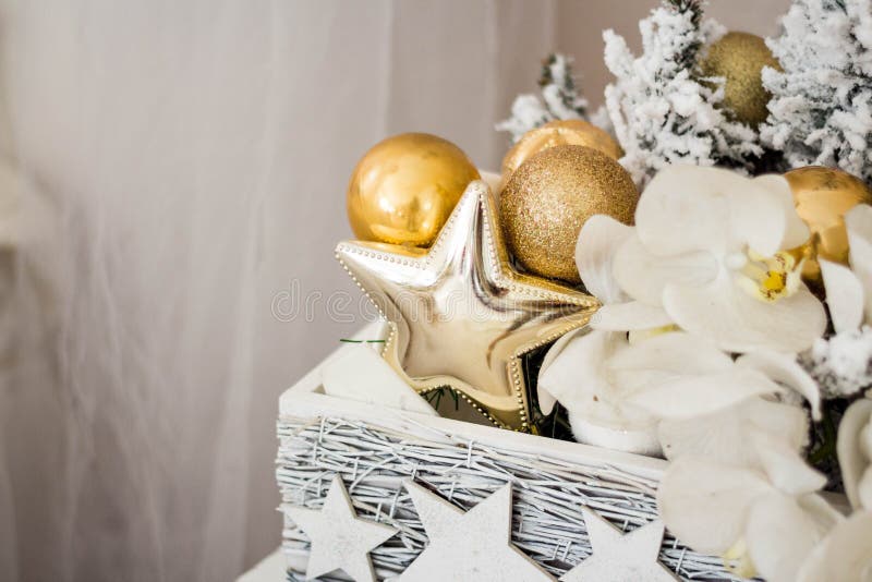 Scaffale una scatola bianca di Natale con candele, giocattoli natalizi e rami di un albero di Natale immagine stock libera da diritti Scaffale una scatola bianca di Natale con candele, giocattoli natalizi e rami di un albero di Natale immagine stock libera da diritti