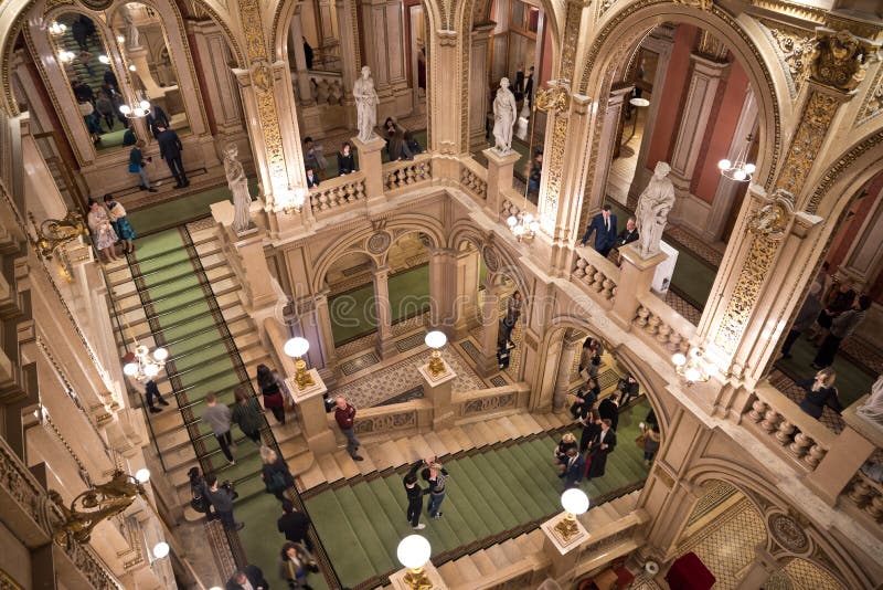 Scala dell'interno di Staatsoper della salciccia fotografia stock libera da diritti Scala dell'interno di Staatsoper della salciccia fotografia stock libera da diritti