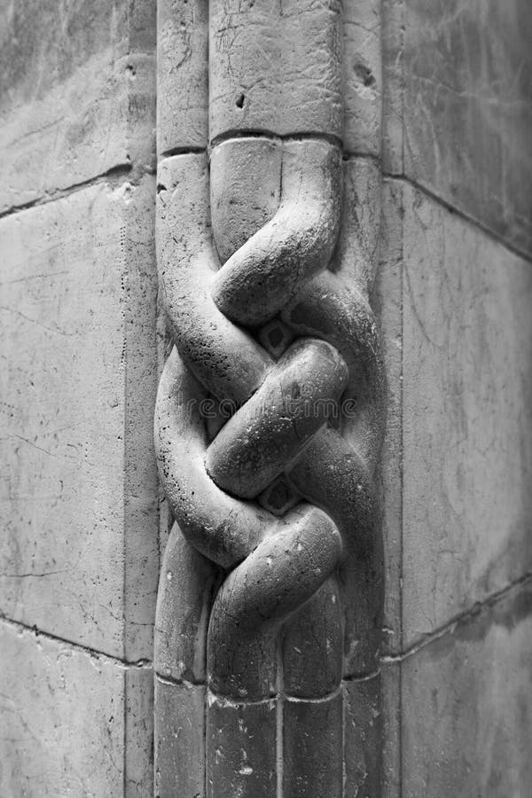 Scala di grigi verticale scatto in dettaglio di pietra intagliata a gerusalemme israele fotografia stock libera da diritti
