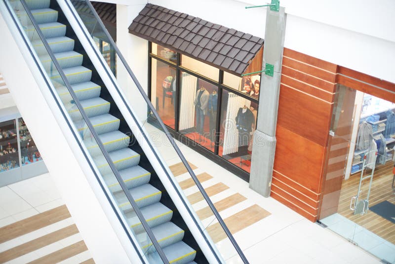 Scala mobile nel centro commerciale del negozio immagine stock libera da diritti Scala mobile nel centro commerciale del negozio immagine stock libera da diritti