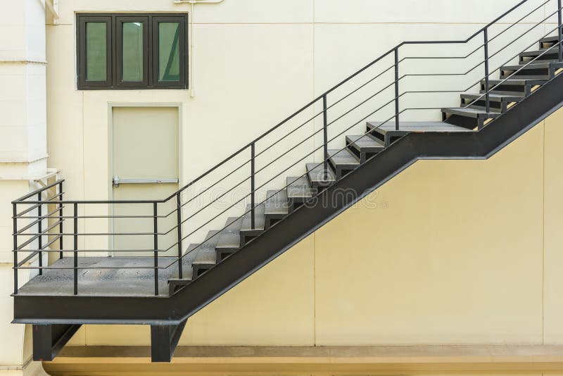 scala per l'uscita di sicurezza con l'inferriata e la scala d'acciaio fotografia stock libera da diritti scala per l'uscita di sicurezza con l'inferriata e la scala d'acciaio fotografia stock libera da diritti