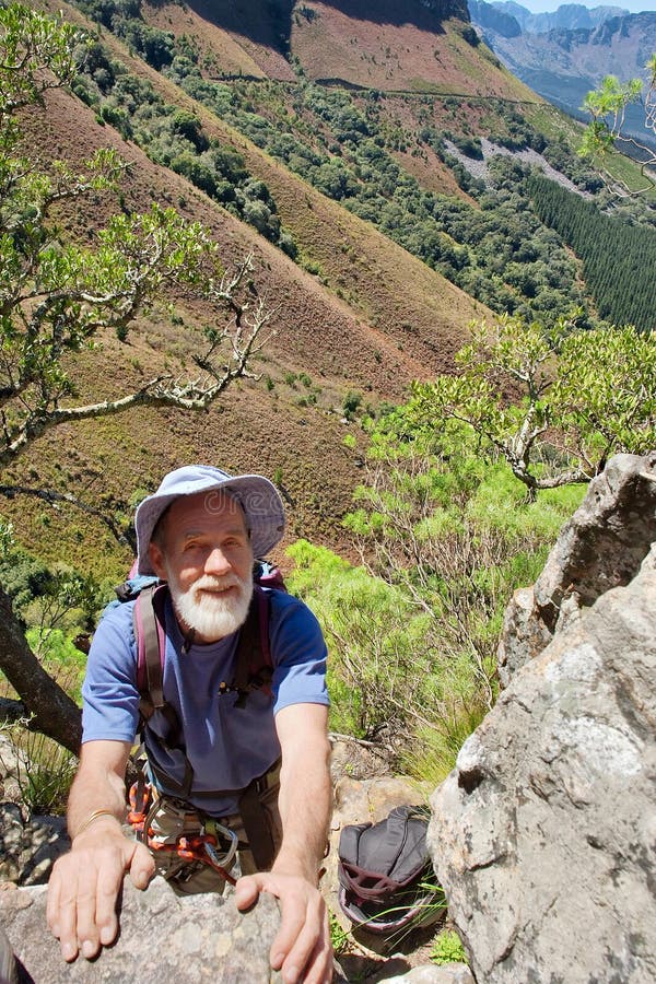 Scalatore maschio anziano in montagne fotografia stock