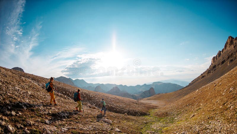 Scalatori con zaini in montagna. turisti in montagna. attività ricreativa in natura. avventura immagine stock libera da diritti