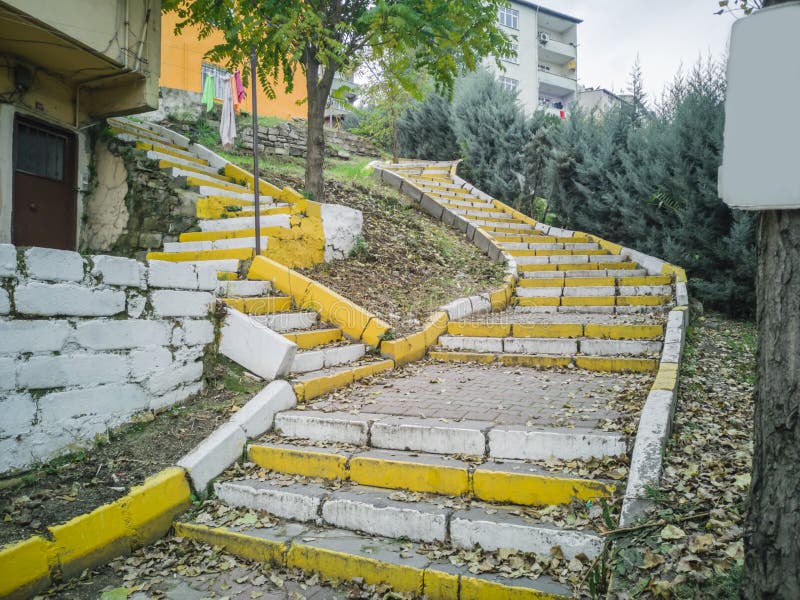 Scale bianche gialle in città immagini stock libere da diritti