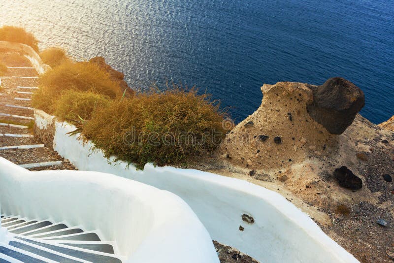 Scale che conducono al mare, isola di Santorini, Grecia fotografia stock libera da diritti Scale che conducono al mare, isola di Santorini, Grecia fotografia stock libera da diritti