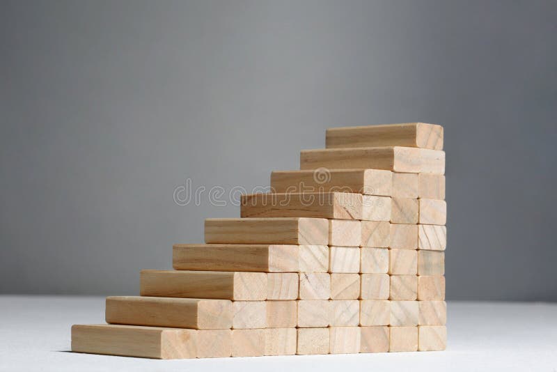 Scale a configurazione di successo con i blocchi di legno su fondo grigio con lo spazio della copia fotografia stock libera da diritti Scale a configurazione di successo con i blocchi di legno su fondo grigio con lo spazio della copia fotografia stock libera da diritti
