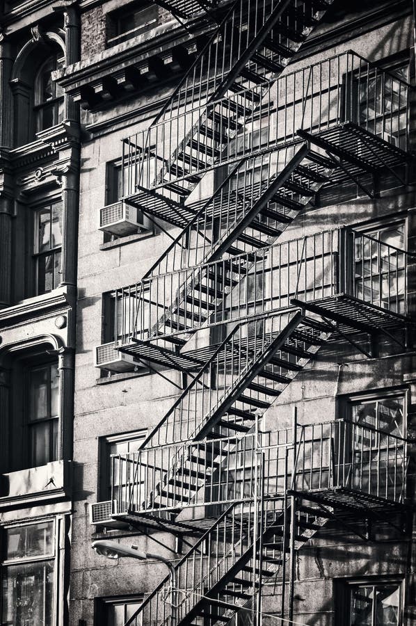 Scale esterne dell'uscita di sicurezza del metallo, New York in bianco e nero