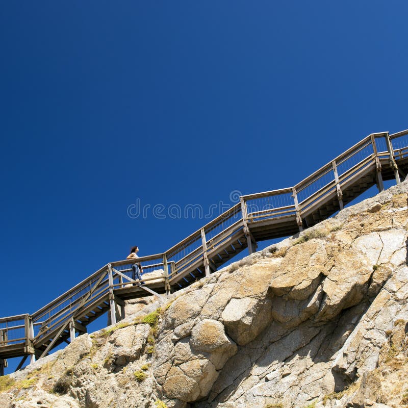 Scale rampicanti della donna fotografie stock libere da diritti Scale rampicanti della donna fotografie stock libere da diritti