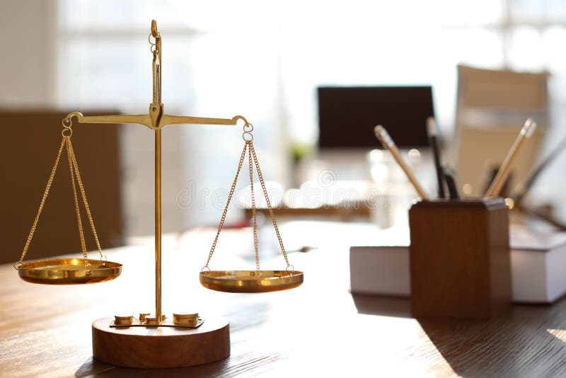 Scale sulla tavola nel ` s dell'avvocato immagine stock